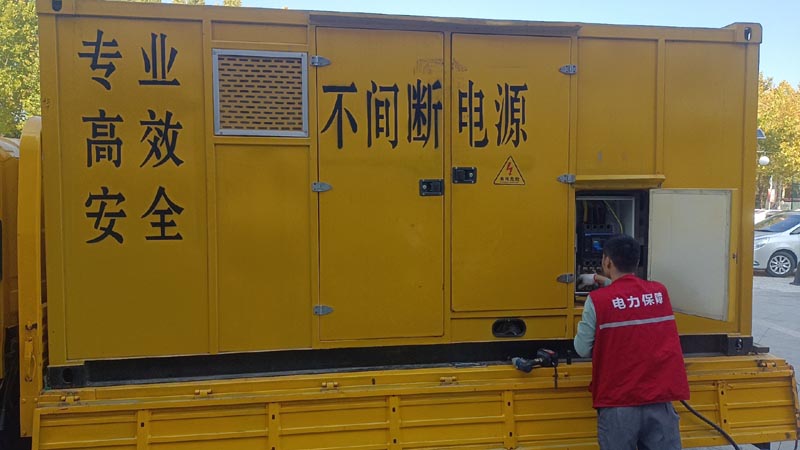 和田柴油发电机组和UPS电源配合使用时，如何避免切换过程中的电力中断？