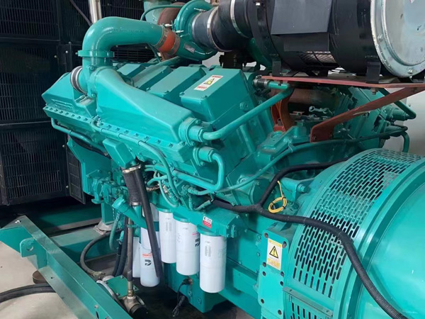 和田更换100kW柴油发电机组机油时，需要注意哪些事项？