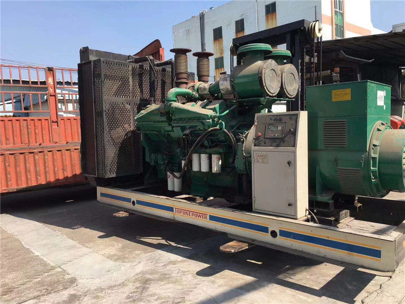 和田如何判断柴油发电机组的机油温度是否达到了合适的预热温度？